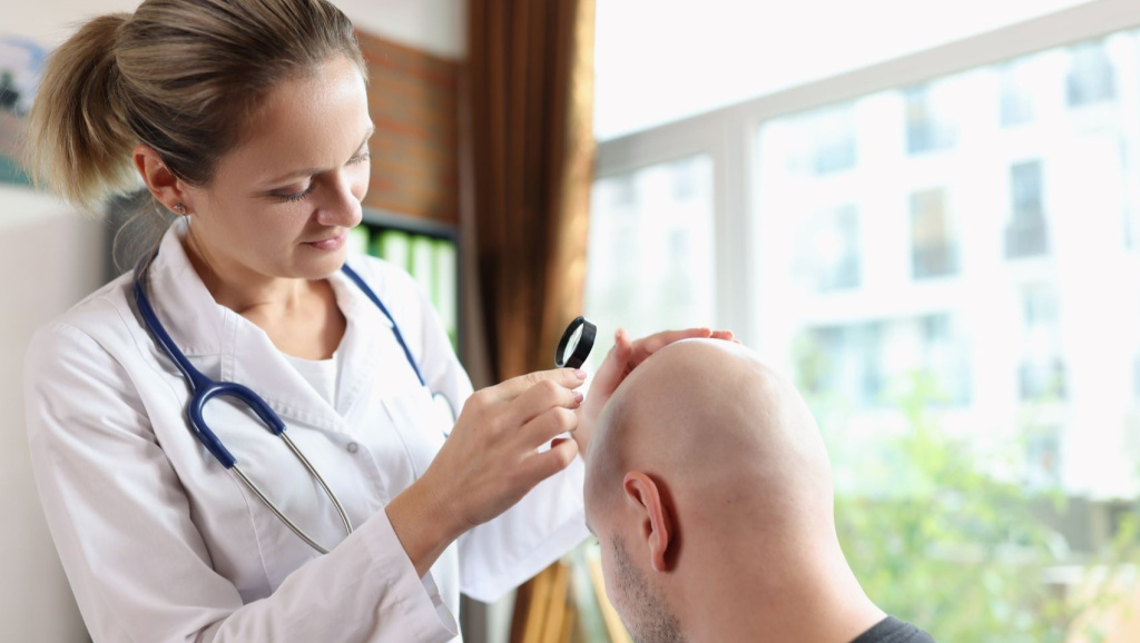 Как остановить выпадение волос у мужчин и вылечить АГА