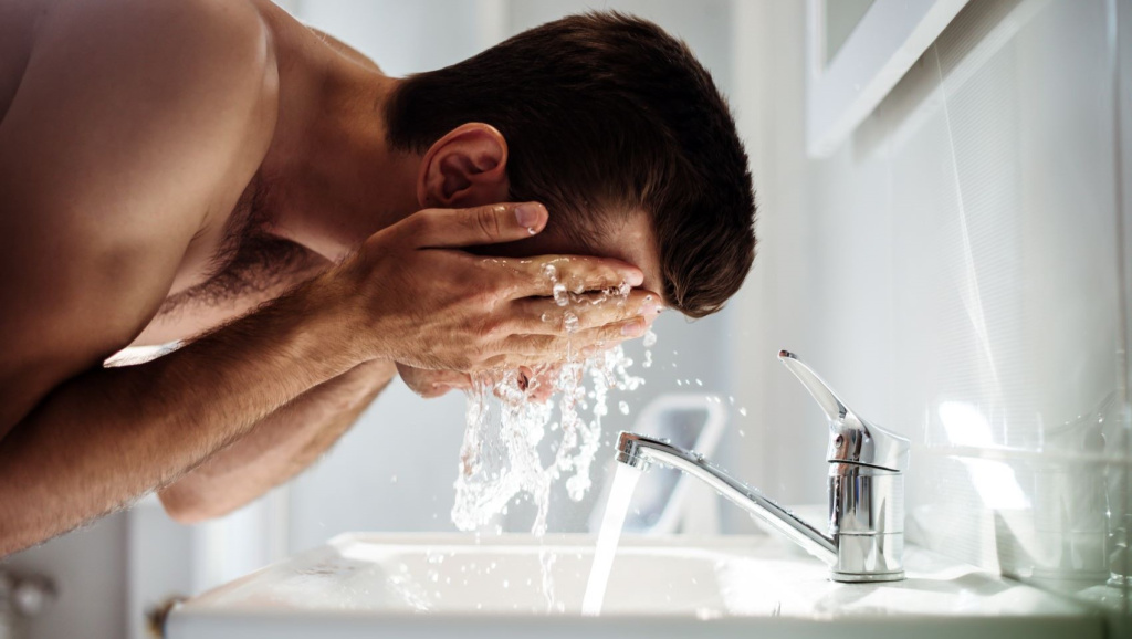 Чем умывать лицо мужчине каждый день